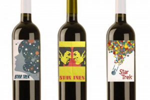 ARRIVA IL VINO DI &ldquo;STAR TREK&rdquo;. LO PRODUCE VIANSA WINERY, A SONOMA VALLEY, E NELLE ETICHETTE SONO RAFFIGURATI I VOLTI DELLA FAMOSA SAGA TELEVISIVA E CINEMATOGRAFICA