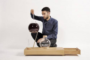 SE LA VINIFICAZIONE &ldquo;CASALINGA&rdquo; NON SI FA PI&Ugrave; IN CANTINA MA IN SALOTTO. CON &ldquo;HOUSE WINE&rdquo;, LA CREAZIONE DELLA DESIGNER OLANDESE SABINE MARCELIS, ANCHE IL KIT PER FARE IL VINO DIVENTA UN ELEMENTO DI DESIGN