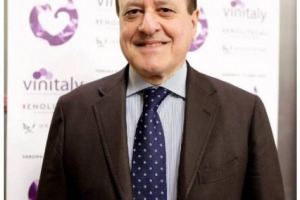 Dai punti fermi Vinitaly e ProWein, al Pink Ros&egrave; Festival, con il debutto a New York di Vinexpo (che fa 20 anni ad Hong Kong, in attesa di Parigi), il Mercato Fivi e tanto altro: il 2018 delle grandi fiere del vino nella &ldquo;road map&rdquo; di WineNews