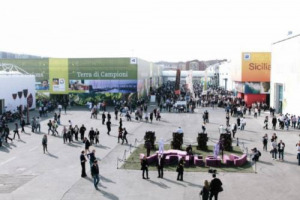 VINITALY: IL VINO ITALIANO SI CONFERMA PRIMA VOCE DELLA BILANCIA AGROALIMENTARE NAZIONALE. L&rsquo;EXPORT SPINGE IL SETTORE OLTRE LA CRISI INTERNAZIONALE. VINITALY RASSEGNA LEADER CHE TRAINA LA PROMOZIONE SUI MERCATI NAZIONALI ED ESTERI