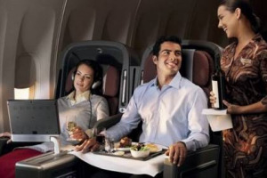 SE NON RIUSCITE A STARE SENZA UN BUON BICCHIERE DI VINO NEANCHE IN VOLO, LA COMPAGNIA CHE FA PER VOI &Egrave; L&rsquo;AUSTRALIANA QANTAS, AL TOP NEI &ldquo;CELLARS IN THE SKY AWARDS&rdquo; 2014 DEL MAGAZINE BRITANNICO BUSINESS TRAVELLER. BENE ANCHE EMIRATES E EVA AIR