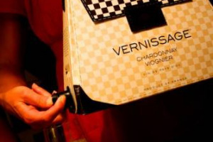 &ldquo;L&rsquo;ENOBORSA&rdquo; PER NON AVERE IL &ldquo;FASTIDIOSO&rdquo; E POCO GLAMOUR COMPITO DI PORTARSI DIETRO IL VINO: ECCO &ldquo;VERNISSAGE PURSE&rdquo;, UNA BORSA-BAG IN BOX CHE RIPRODUCE FEDELMENTE LE TIPICHE BORSE DA PASSEGGIO ... CON DENTRO IL NETTARE DI BACCO