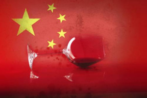 Il 2014 potrebbe essere il primo anno negativo per le importazioni di vino in Cina. A dirlo i dati della dogane di tre citt&agrave; top come Shanghai, Dalian e Shenzhen. Italia stabile in volume, ma perde in valore: -7,7% (dati Unione Italiana Vini)
