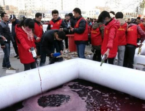 Immagine delle distruzione in Cina del vino spagnolo senza requisiti