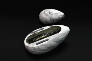 Eclettico e d&rsquo;autore, ora c&rsquo;&egrave; anche il &ldquo;Vino Erectus&rdquo;, pensato da un collezionista per &ldquo;essere tramandato nei millenni con i vinaccioli&rdquo;, grazie alla prima bottiglia con 2 tappi e all&rsquo;&ldquo;Uovo DiVino&rdquo; in marmo che lo contiene del designer Mario Bellini