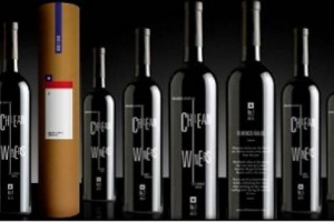 UN&rsquo;IMPRESA BRITANNICA DI DESIGN, LA &ldquo;UNREAL&rdquo;, HA CREATO UNA SPECIAL EDITION AI 33 MINATORI CILENI INTRAPPOLATI PER 69 GIORNI A 700 METRI DI PROFONDIT&Agrave; NELLA MINIERA IN CUI LAVORAVANO. 33 BOTTIGLIE, OGNUNA DELLE QUALI DEDICATA A UNO DEI MINATORI