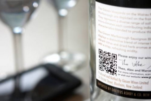 DALLA VECCHIA ETICHETTA AL QR CODE: COME CAMBIA LA BOTTIGLIA, DAL NOME DEL VINO E DELL&rsquo;AZIENDA ALLA STORIA A PORTATA DI MANO. BASTA UN CLICK E SI ENTRA IN CANTINA
