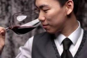 I NUMERI DI VINEXPO E INTERNATIONAL WINE & SPIRIT RESEARCH METTONO LA CINA AL PRIMO POSTO NEI CONSUMI MONDIALI DI VINO ROSSO. MA DAGLI USA, LA FIRMA DI &ldquo;GRAPE WALL OF CHINA&rdquo; E &ldquo;WINE INDUSTRY&rdquo;, JIM BOYCE, NE SVELA I LIMITI