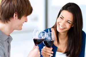 Tra le mille propriet&agrave; &ldquo;miracolose&rdquo; attribuite al vino rosso, ce n&rsquo;&egrave; anche una che far&agrave; &ldquo;sorridere&rdquo;. Letteralmente, perch&egrave; sembra che un paio di calici al giorno facciano bene anche a denti e gengive. A dirlo uno studio spagnolo