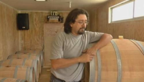 L’enologo Juan Ledesma tra le barriques