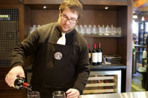 La svolta di Starbucks diventa realt&agrave;: da oggi, in 24 locali degli Stati Uniti, oltre a caff&egrave; e cheese cake, si potr&agrave; ordinare un buon calice di vino o una birra artigianale. &Egrave; il primo passo verso una crescita dei fatturati di un miliardo di dollari