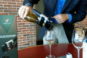 SERVIRE IL VINO DA UNA BOTTIGLIA ANCORA TAPPATA? OGGI SI PU&Ograve;. L&rsquo;ULTIMA TROVATA NEL MODO DI RIEMPIRE UN CALICE ARRIVA DAGLI STATES: &Egrave; IL &ldquo;CORAVIN WINE ACCESS SYSTEM&rdquo;, UNA SORTA DI &ldquo;SOTTILE CANNUCCIA&rdquo; CHE, UNA VOLTA RIMOSSA, NON LASCIA TRACCE SUL TAPPO