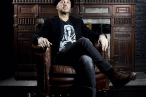 Joe Bastianich arriva a teatro: con lo spettacolo &ldquo;Vino Veritas&rdquo; il celebre restaurant man si racconter&agrave; al pubblico. Tra musica e buon vino, Bastianich racconter&agrave; aneddoti della sua vita, anche attraverso canzoni inedite composte da lui stesso