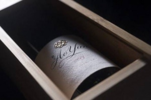 E il vino cinese sbarc&ograve; sul Liv-ex. Quotazione tra le 1.400/1.600 sterline a cassa per Ao Yun, il vino prodotto nel Paese della Muraglia da Mo&euml;t Hennessy Estate Wines. L&rsquo;assaggio di WineNews, in anteprima, del &ldquo;second vin&rdquo;, il Petit Ao Yun 2013