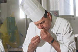 Osteria Francesca di Bottura e La Pergola di Beck (che risale sul trono da cui scende Vissani) sono i re della cucina italiana. Ai piedi Don Alfonso e Villa Crespi, torna Uliassi. Ecco l’Olimpo della “Guida Ristoranti d’Italia 2015” del Gambero Rosso