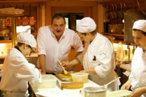 Per Ferragosto con Gianfranco Vissani prima “si entra” in cucina e poi si mangia. Riscoprendo un rito contadino, a WineNews lo chef non propone piatti ma ricette con prodotti dell’Umbria e dell’orto, frutto del lavoro nelle nostre campagne e in cucina