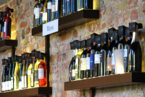 Un mercato aggressivo, complesso e in recessione dal 2015, che riscopre i suoi vini, ma si entusiasma ancora per il Belpaese. A WineNews, la Germania ed il vino nelle parole degli importatori Weinkontor Freund, Harald Bremer Wein e GES Sorrentino