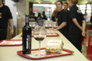 Burger King festeggia i suoi primi 40 anni in Europa con il &ldquo;Whopper Wine&rdquo;, un vino che ricorda gli albori dei fast food nel Vecchio Continente, quando, a Plaza de los Cubos a Madrid, gli hamburger venivano serviti con un buon bicchiere di vino