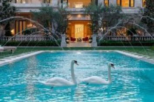 LE CANTINE PI&Ugrave; COSTOSE? SONO TUTTE IN AMERICA, E LE PRIME TRE, INSIEME, VALGONO 119,5 MILIONI DI DOLLARI, E VANTANO SALE DA BALLO, PISCINE COPERTE, LAMPADARI INTAGLIATI A MANO E, ADDIRITTURA, UNA VETRATA ORIGINALE DI UN MONASTERO GEORGIANO