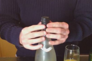 LA NECESSIT&Agrave; &Egrave; LA MADRE DI TUTTE LE INVENZIONI. POI, SE SI AGGIUNGE L&rsquo;IRONIA, ECCO CHE NASCONO IDEE AI LIMITI DELL&rsquo;ASSURDO, COME QUELLA VENUTA A MITCHELL STRAHAN: IL &ldquo;WINE CONDOM&rdquo;, PER &ldquo;PROTEGGERE IL VINO IN MODO SEMPLICE, ECONOMICO ED IRONICO