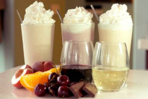 IL VINO NEL MILKSHAKE: SE IN SPAGNA IL VINO DIVENTA SANGRIA O CALIMOCHO, A LOS ANGELES LA CATENA DI FAST FOOD &ldquo;THE COUNTER&rdquo; METTE IL NETTARE DI BACCO NEL FRAPP&Egrave;, IN TRE COMBINAZIONI ORIGINALI PER I PROPRI CLIENTI