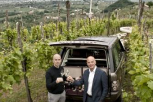 PARTE DAL CRU CARTIZZE BISOL IL &ldquo;RANGE ROVER - SPIRITO DIVINO TOUR&rdquo;: GIANLUCA E DESIDERIO BISOL BRINDANO ALLA NUOVISSIMA WINE CAR, IL RANGE ROVER &ldquo;ENOICO&rdquo; ADATTATO PER CONTENERE BOTTIGLIE E CALICI DA VINO, NEI VIGNETI PI&Ugrave; COSTOSI D&rsquo;ITALIA
