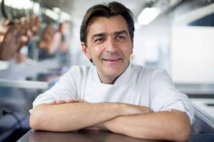 “L’essenza della cucina francese? Le salse. Ma nella mia ricerca, attraverso il vino, ha assunto un’importanza fondamentale la fermentazione”. Così, dall’Enoteca Regionale del Castello di Grinzane Cavour, lo chef sei stelle Michelin Yannick Alléno