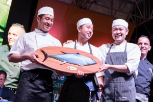 È lo chef giapponese Yoshinobu Kurio, con la ricetta “Nuta di tonno rosso con salsa yuzu miso”, il n. 1 assoluto di “Girotonno” 2015, di scena sull’isola sarda di Carloforte. Premiata anche la creatività dell’Argentina e del Giappone