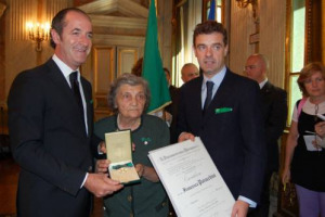 STORIA DELLA MONDINA CAVALIERE &hellip; IL MINISTRO ZAIA CONSEGNA L&rsquo;ONORIFICENZA DI CAVALIERE DELLA REPUBBLICA ALLA MONDINA FRANCESCA PARACCHINI. IL MINISTRO: &ldquo;CON LEI, RENDIAMO MERITO AI NOSTRI AGRICOLTORI E AI NOSTRI TERRITORI&rdquo;