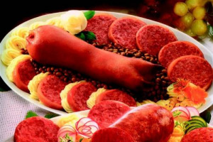 IL “MATCH” DI FINE ANNO TRA ZAMPONE E COTECHINO VEDE LA VITTORIA DEL SECONDO, IL PREFERITO PER SALUTARE IL 2010, ACCOMPAGNATO DALLE IMMANCABILI LENTICCHIE. LA SCELTA CADE SULLE IGP, MEGLIO SE DI PRODUZIONE ARTIGIANALE