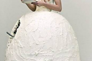 Vestito al tartufo di cioccolato Lindor o un abito da sera fatto di M&M’s, ma anche abiti da sposa fatti con rabarbaro, cupcake o bignè ... A stilare la classifica del vestirsi glam ma anche di “gusto” ci ha pensato il “Corriere della Sera”