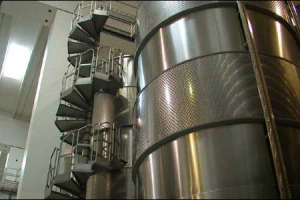 I CARABINIERI DEI NAS (NELLE PROVINCE DI CREMONA, MANTOVA, NAPOLI, PARMA, SIENA, TREVISO, TARANTO), IN SEPARATE ISPEZIONI, METTONO SOTTO SEQUESTRO 2 LINEE PRODUTTIVE, 20 TRA CISTERNE E VASI VINARI, PER OLTRE 180.00 ETTOLITRI E 16.000 BOTTIGLIE