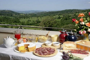Il turismo in Italia è trainato dalle specialità enogastronomiche, un mercato che vale 14 miliardi di euro annui, di cui 4 miliardi all’estero: il motore, per Coldiretti/Ixè, sono i piccoli borghi, molti dei quali premiati dalle “Bandiere Arancioni”