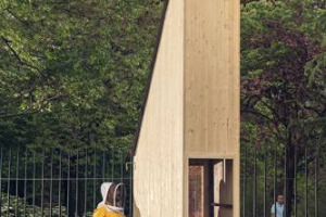 Nel “tempio” del design di Milano ora c’è anche una casa per api d’autore. Per l’Expo la Triennale espone “Honey Factory”, una progetto di design che racchiude e protegge un alveare didattico, pensato per educare adulti e bambini sulla vita delle api