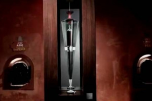 UN&rsquo;&ldquo;AMPOLLA&rdquo; DI VINO DA 168.000 DOLLARI: ECCO L&rsquo;&ldquo;AMPOULE BLOCK 42&rdquo; DI PENFOLDS, CANTINA AUSTRALIANA TRA LE PI&Ugrave; CELEBRI AL MONDO. 12 CONTENITORI PREZIOSISSIMI REALIZZATI A MANO PER IL SUO VINO PI&Ugrave; PREGIATO, CHE ARRIVA DA UN&rsquo;UNICA VIGNA DEL 1888