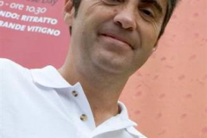 “IL VINO SI PUO’ BERE CON CONSAPEVOLEZZA E PIACERE; GLI STUPEFACENTI SERVONO SOLO A SBALLARE. IL VERO PROBLEMA NON E’ CON COSA, MA PERCHE’ SI SBALLA”. PAROLA DI ANDREA MUCCIOLI CHE, A SAN PATRIGNANO, RECUPERA VITE E PRUDUCE VINI DI ECCELLENZA