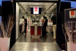 ECCO L’“ARCA” DELLA CUCINA: UNA “TRUK COOK” PERFETTAMENTE AUTONOMA IN GRADO DI SERVIRE FINO A 300 COPERTI E OSPITARE LEZIONI E DEGUSTAZIONI MESSA A PUNTO DA INOXPIÙ, AZIENDA LEADER DEL SETTORE. PER PORTARE L’ALTA GASTRONOMIA OVUNQUE SI VOGLIA