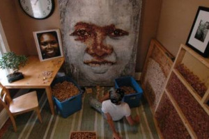 SE ANCHE IL TAPPO SI FA ARTE: ECCO I RITRATTI FATTI CON I TAPPI DI VINO DALL&rsquo;ARTISTA AMERICANO SCOTT GUNDERSEN. CHE UTILIZZA DAI 3.000 AI 9.000 PEZZI AD OPERA PER RICREARE I VOLTI GRAZIE ALLE SFUMATURE DEL SUGHERO