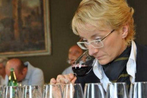 &ldquo;SENTIAMOLO STRANO&rdquo; ... CIPRIA, SESSO SFRENATO, COCCOINA, CANFORA, BENZINA, PORRO COTTO, FIGURINE PANINI, CARRUBA BIRMANA, VINO &ldquo;DAVID BOWIE&rdquo;: I SOMMELIER & CRITICI PI&Ugrave; FAMOSI D&rsquo;ITALIA &ldquo;CONFESSANO&rdquo; DI QUELLA VOLTA DEL SENTORE PI&Ugrave; CURIOSO IN UN VINO