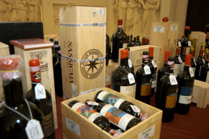 VINITALY (VERONA, 3/7 APRILE) - IERI LE FIGURINE, OGGI IL VINO: SPOPOLA TRA GLI ENO-APPASSIONATI ITALIANI IL “BARATTO” DI BOTTIGLIE. DALLE GARAGE SALES AI FORUM SUL WEB, PASSANDO PER LE RIUNIONI TRA AMICI