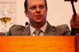 ASTE & VINO: BILANCI E PREVISIONI DELLE CASE INTERNAZIONALI. AL TOP PER VALORE (110 MILIONI DI DOLLARI) L&rsquo;AMERICANA ACKER MERRALL & CONDIT, DAVANTI A CHRISTIES&rsquo;S, SOTHEBY&rsquo;S E BONHAMS. NEL 2012 GI&Ugrave; LE QUOTAZIONI DI BORDEAUX, STABILE LA BORGOGNA