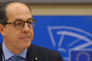 “Sull’Ocm vino niente allarmismo, ma dobbiamo fare attenzione. Così come sul tema dell’etichettatura delle bevande alcoliche. Ma serve un’Italia presente in Europa, e avere un Governo aiuterebbe”. Da Vinitaly, le riflessioni di Paolo de Castro