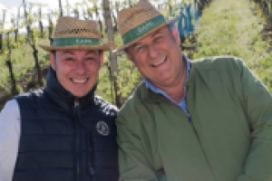 “Una passione che nasce da lontano, mio nonno faceva il vignaiolo. Ma produrre vino da solo sarebbe stata la scelta sbagliata, per questo ho scelto la partnership con Giorgi”. Parla Gerry Scotti, presentatore e produttore di vino nell’Oltrepò Pavese