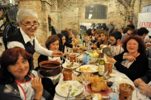 Più che un piatto (localissimo) è rito conviviale, che piace in Italia fino in Argentina, in trattoria come al ristorante stellato, ricetta della semplicità con Festa nel mondo: 25-27 novembre si celebra il “Bagna Cauda Day” (con il “Barbera Kiss”)