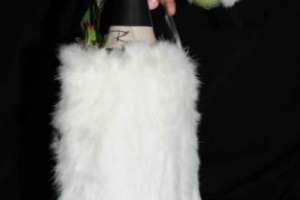 LA MODA INVADE IL MONDO DEL VINO. DOPO I CAVATAPPI VINTAGE ED I DECANTER DI DESIGN, ARRIVANO LA BORSA FRIGO GLAMOUR E LA BORSA A FORMA DI TAPPO DI SUGHERO. AVVERTITE LE ENOAPPASSIONATE: MAI PI&Ugrave; SCUSE SU CHE BORSA INDOSSARE PER UNA SERATA ALL&rsquo;ENOTECA