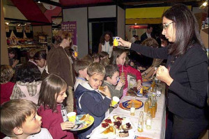 MENSE SCOLASTICHE, DIFFICILE TROVARE L’EQUILIBRIO TRA QUALITÀ, EDUCAZIONE ALIMENTARE E ASTE A RIBASSO. I GENITORI NON DANNO LA SUFFICIENZA E VORREBBERO PIÙ PRODOTTI BIO. MA LE AZIENDE DI RISTORAZIONE SI VEDONO ASSEGNARE APPALTI CON BUDGET A RIBASSO