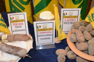 4,9 miliardi di euro a tavola spesi dagli italiani per le vacanze estive 2014, più che per gli alloggi. Ma si mangia più a casa che al ristorante, grazie anche alle 4.813 “bandiere del gusto”. A dirlo una ricerca Coldiretti/Ixe’