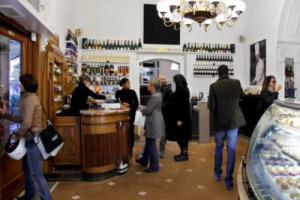 Quasi 150.000 attività, per un volume di affari complessivo di oltre 18 miliardi. 6 addetti su 10 sono donne e la Valle d’Aosta, Sardegna e Liguria sono le regioni con la maggiore concentrazione. Lo stato dell’arte del bar in Italia con i dati Fipe