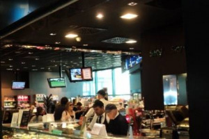 Cambia la fisionomia dei bar in Italia: tra gli imprenditori sempre più giovani, donne e stranieri (soprattutto cinesi). Gli esercizi, inoltre si sono spostati da centro città a luoghi più periferici. A dirlo il presidente Fipe, Lino Stoppani