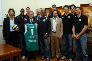 LO SPORT BRINDA CON ZONIN: PER I PROSSIMI TRE ANNI, UNO DEI PIU’ FAMOSI MARCHI DI VINO D’ITALIA SULLE MAGLIE DELLA BENETTON BASKET, CAMPIONE D’ITALIA, E DELLA SISLEY VOLLEY, CAMPIONE D’EUROPA